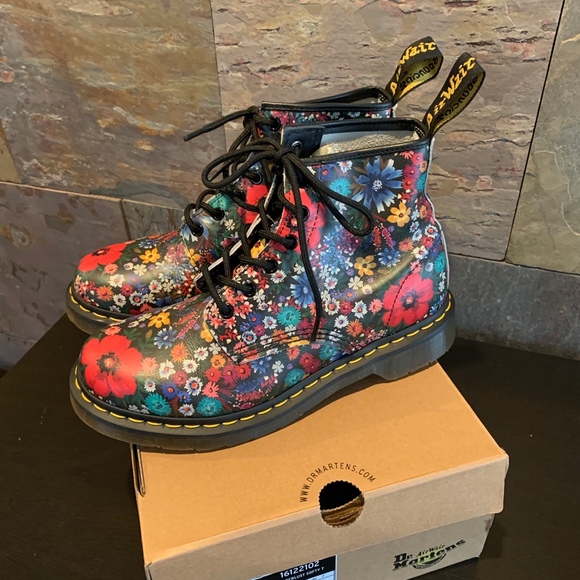 dr martens black & pink daytona desert wanderlust boots
